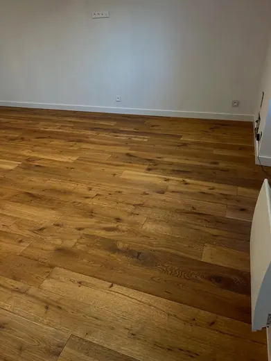 Parquet contrecollé chêne vieilli en pose collée — photo 1