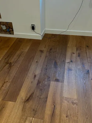 Parquet contrecollé chêne vieilli en pose collée — photo 5