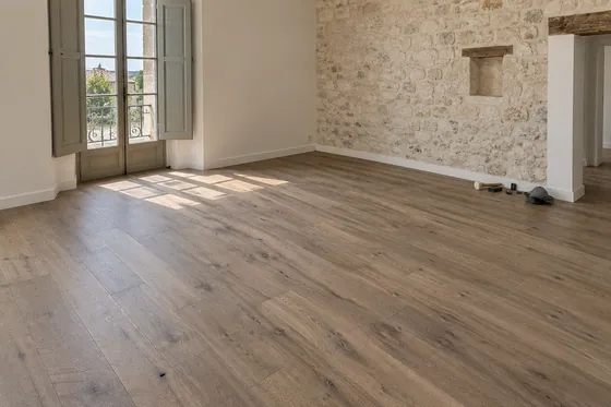 Chêne scié poivre gris 2 ans d’âge posé — mise en situation